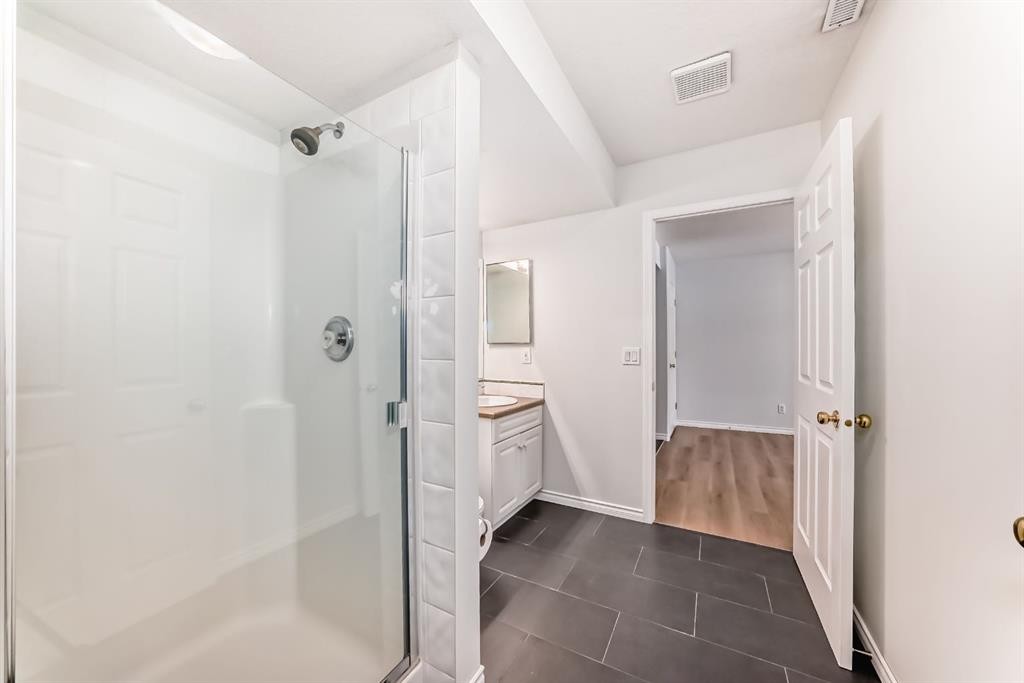 155 Prominence Heights Sw, Calgary, AB - Indoor Photo Showing Bathroom