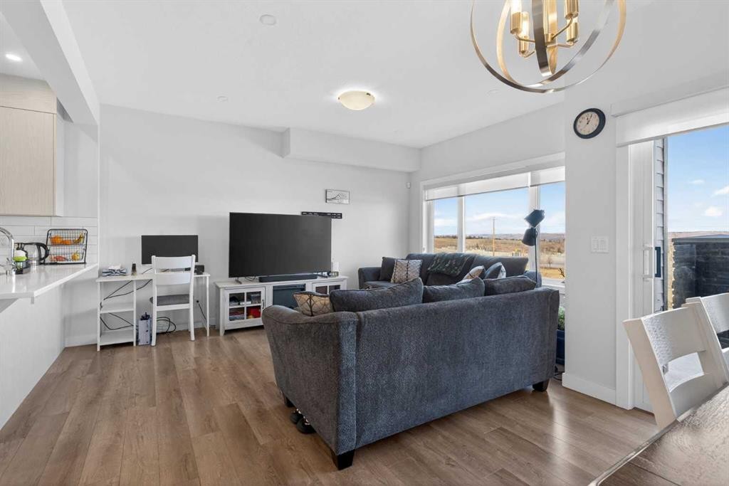 116 Crestridge Common Sw, Calgary, AB - Indoor Photo Showing Living Room