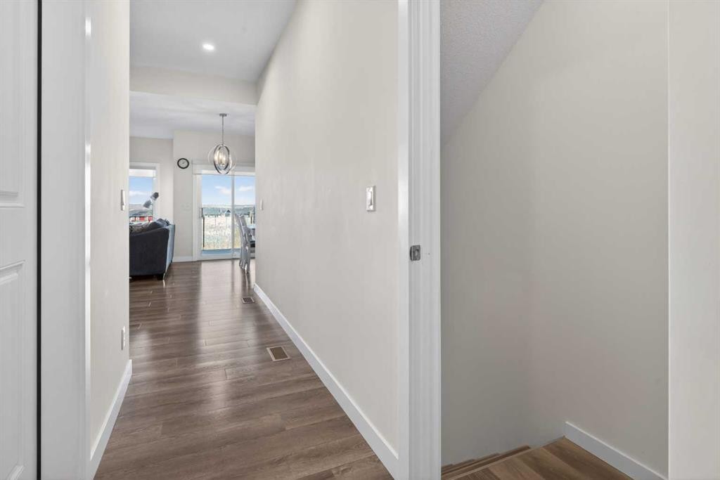 116 Crestridge Common Sw, Calgary, AB - Indoor Photo Showing Other Room
