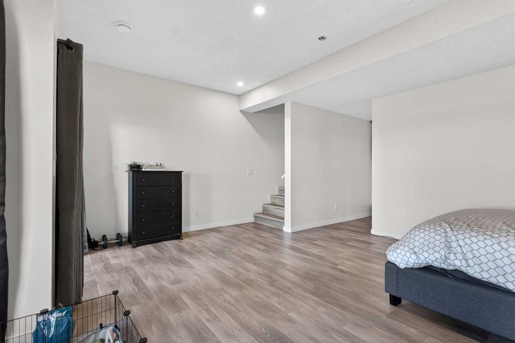 116 Crestridge Common Sw, Calgary, AB - Indoor Photo Showing Bedroom
