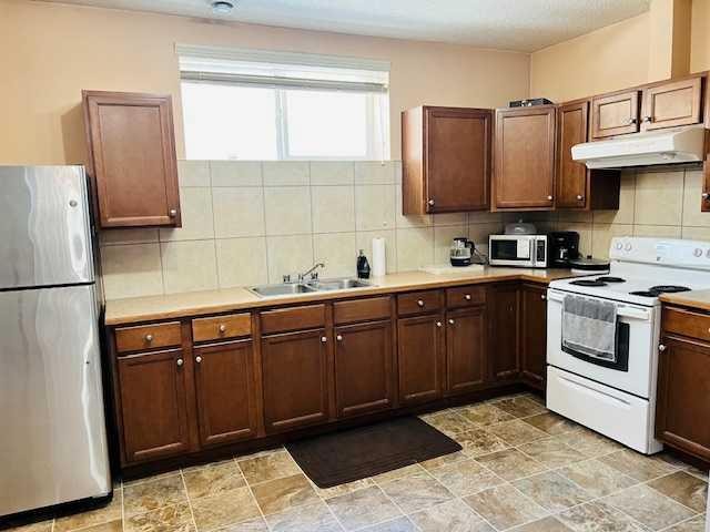 125 Saddlebrook Circle Ne, Calgary, AB - Indoor Photo Showing Kitchen With Double Sink