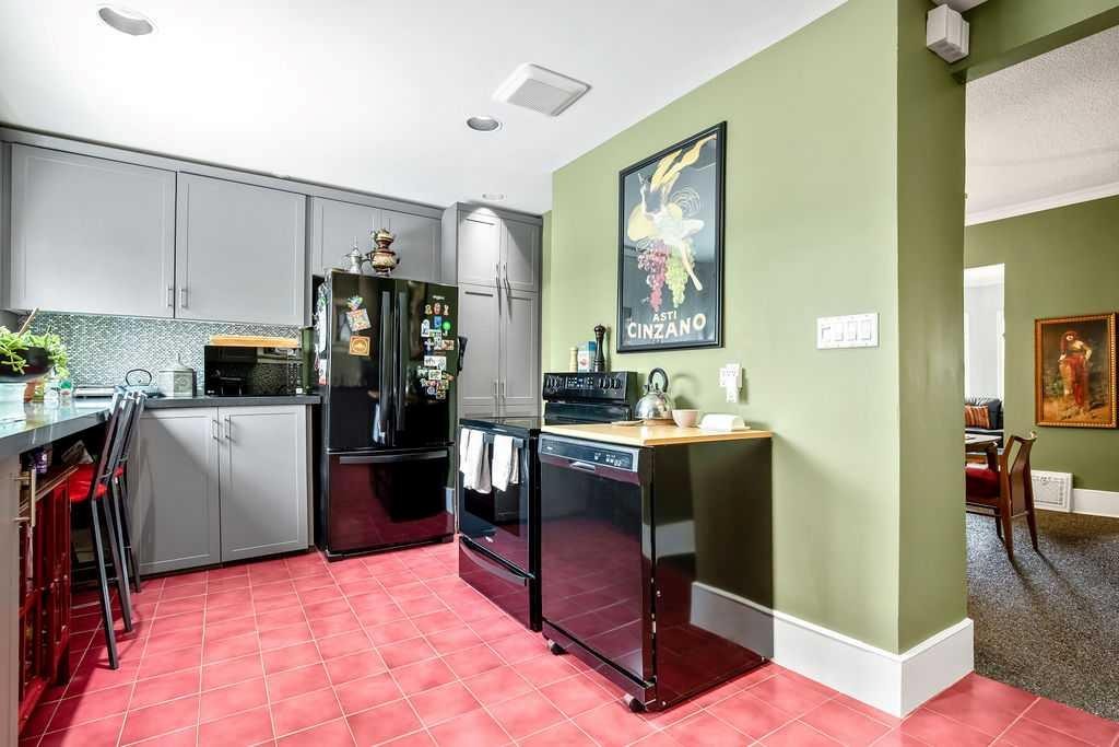 2410 16 Street Sw, Calgary, AB - Indoor Photo Showing Kitchen