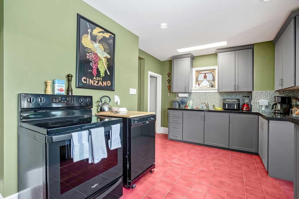 2410 16 Street Sw, Calgary, AB - Indoor Photo Showing Kitchen