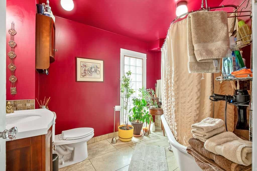 2410 16 Street Sw, Calgary, AB - Indoor Photo Showing Bathroom