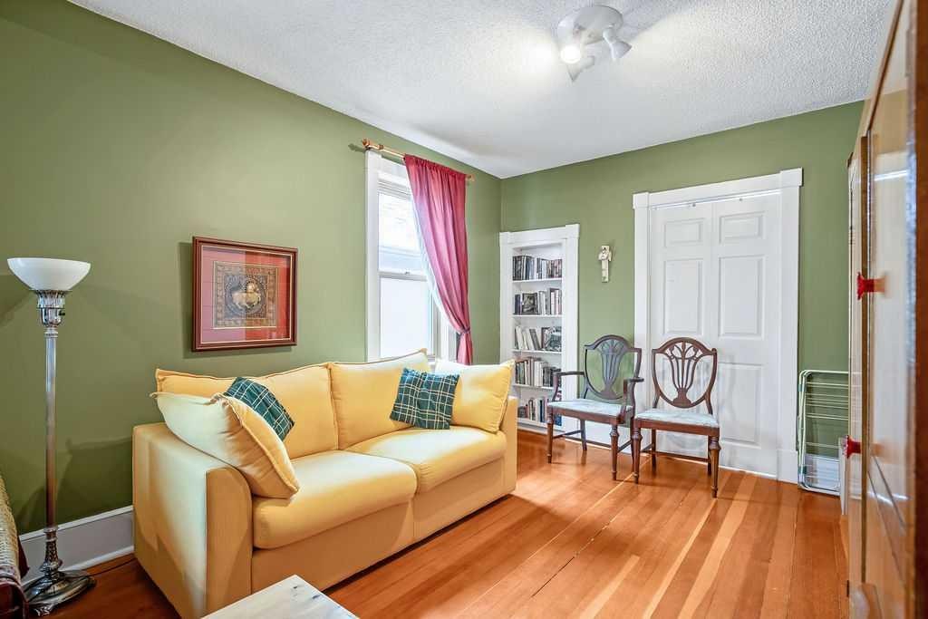 2410 16 Street Sw, Calgary, AB - Indoor Photo Showing Living Room