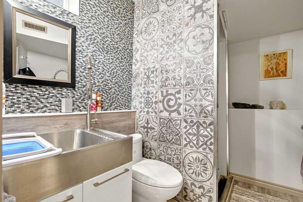 2410 16 Street Sw, Calgary, AB - Indoor Photo Showing Bathroom
