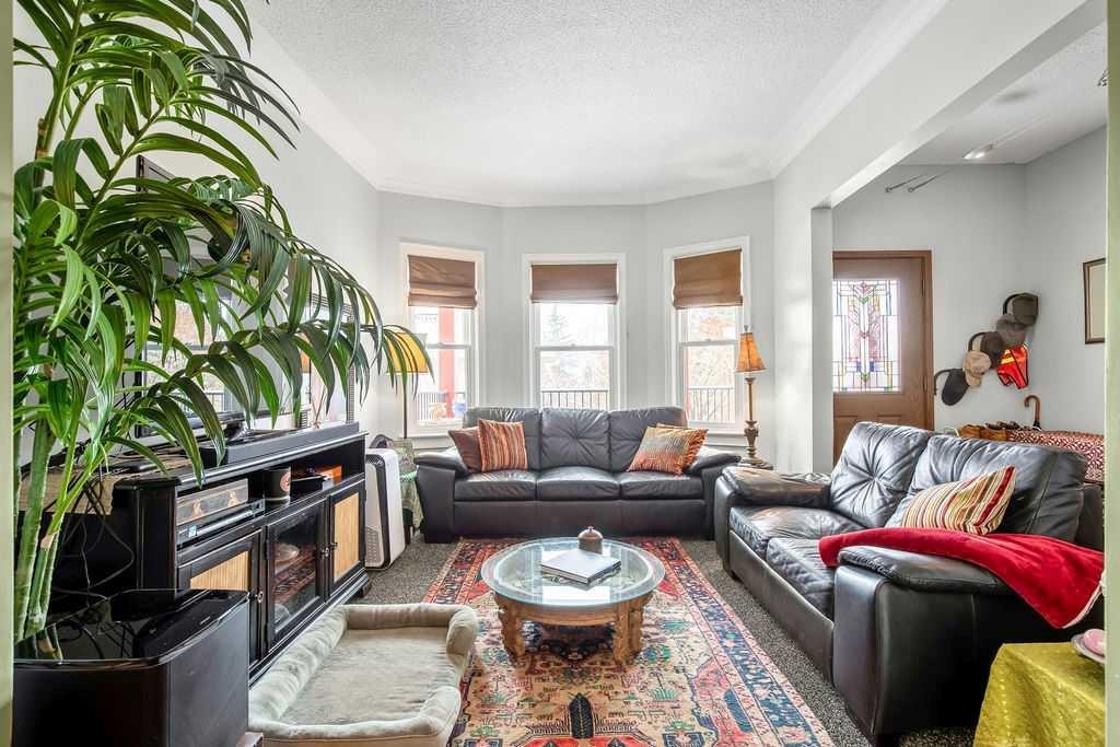2410 16 Street Sw, Calgary, AB - Indoor Photo Showing Living Room