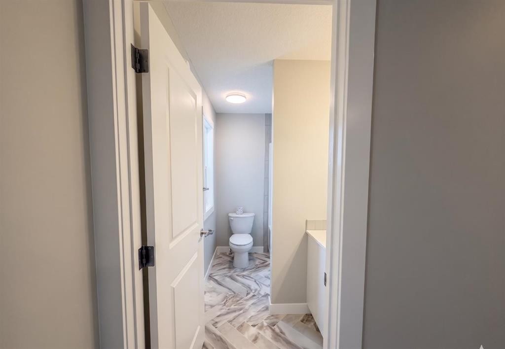 60 Ambledale Crescent, Calgary, AB - Indoor Photo Showing Bathroom