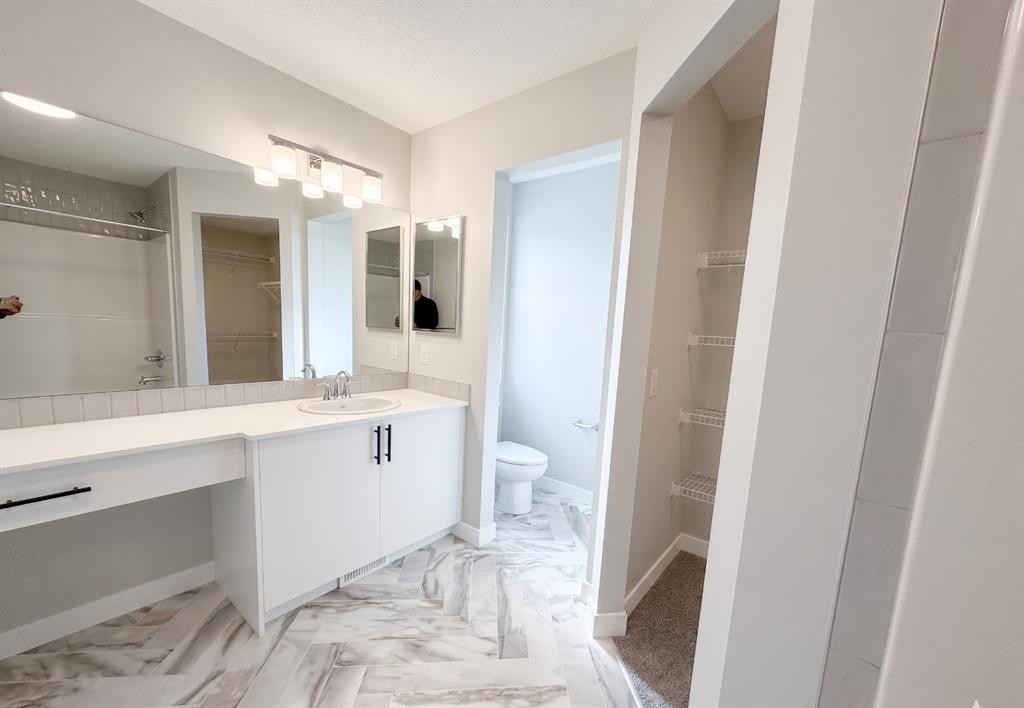 60 Ambledale Crescent, Calgary, AB - Indoor Photo Showing Bathroom