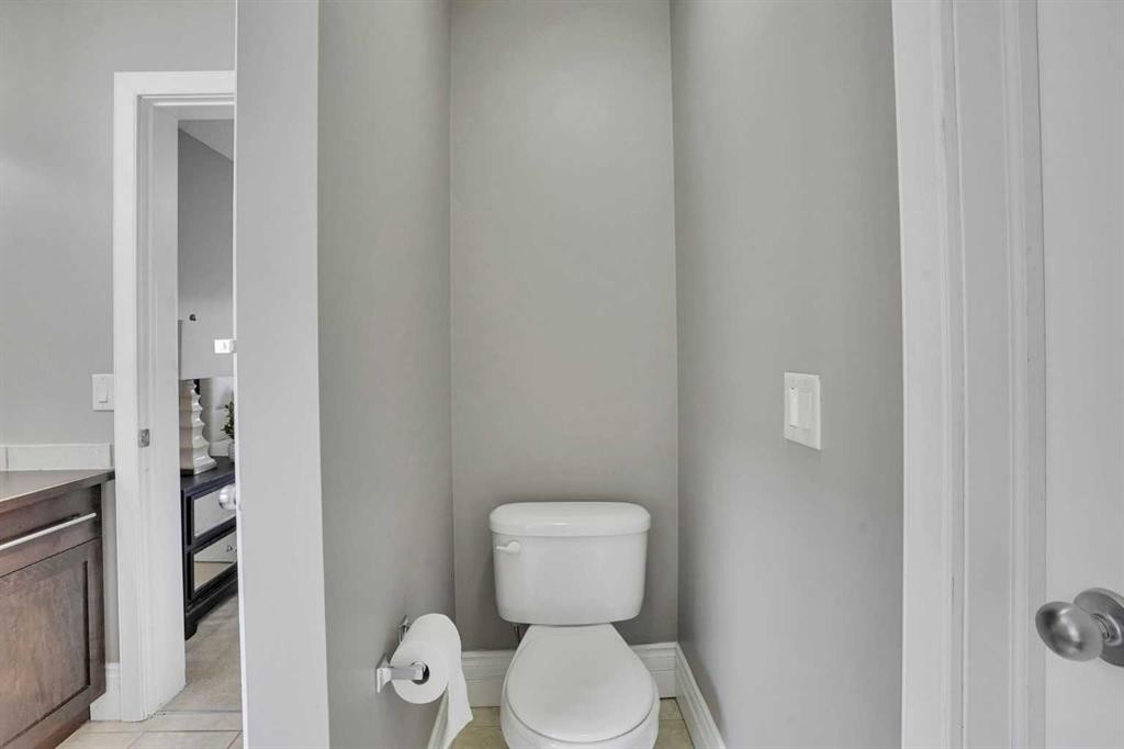 274 Everoak Drive Sw, Calgary, AB - Indoor Photo Showing Bathroom