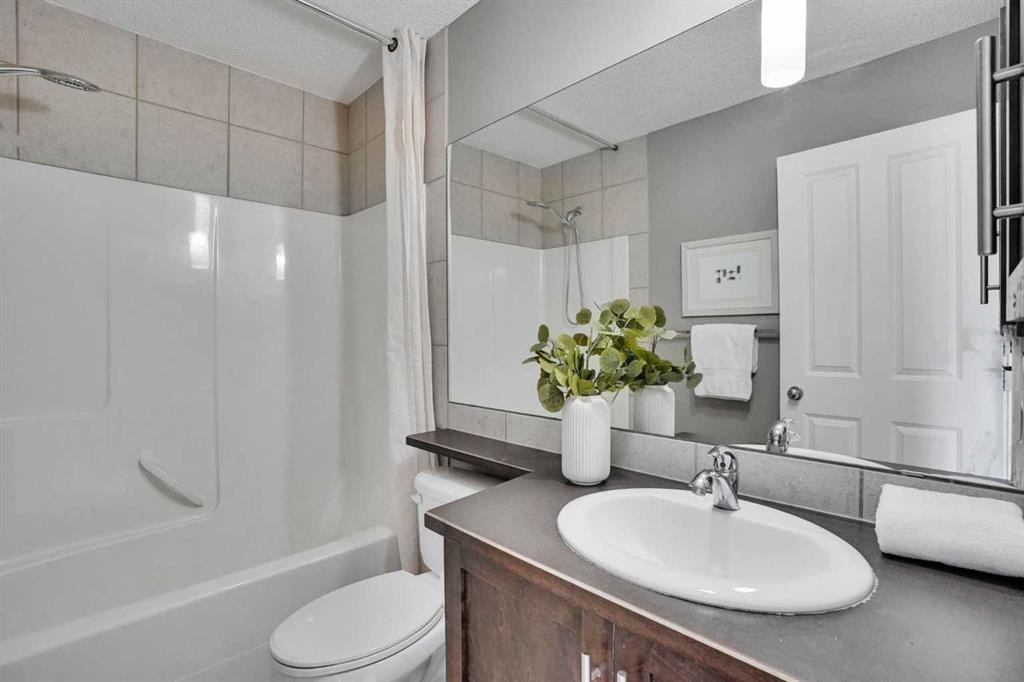 274 Everoak Drive Sw, Calgary, AB - Indoor Photo Showing Bathroom