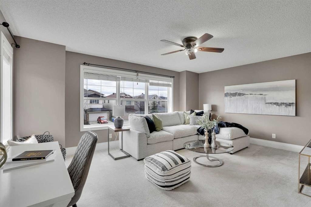 274 Everoak Drive Sw, Calgary, AB - Indoor Photo Showing Living Room