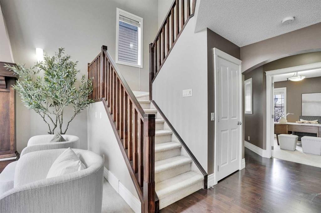 274 Everoak Drive Sw, Calgary, AB - Indoor Photo Showing Other Room