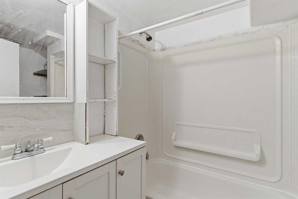 4008 36 Street Nw, Calgary, AB - Indoor Photo Showing Bathroom
