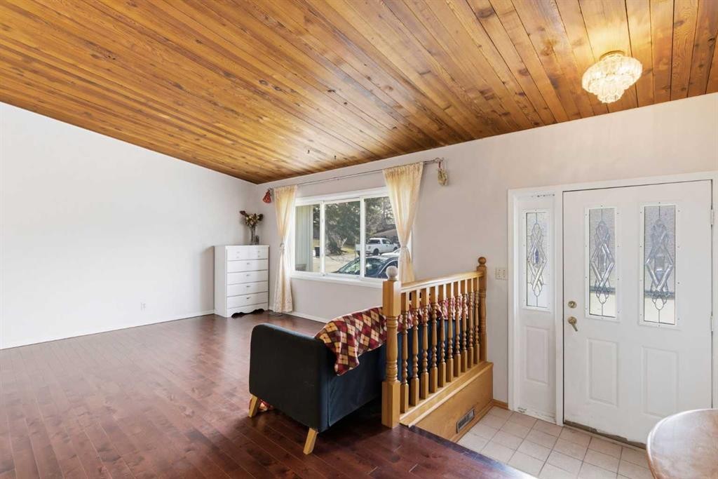 4008 36 Street Nw, Calgary, AB - Indoor Photo Showing Other Room
