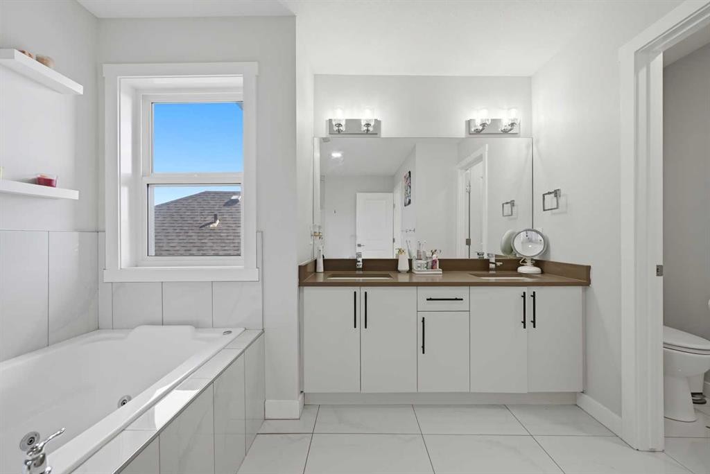 82 Legacy Glen Terrace Se, Calgary, AB - Indoor Photo Showing Bathroom
