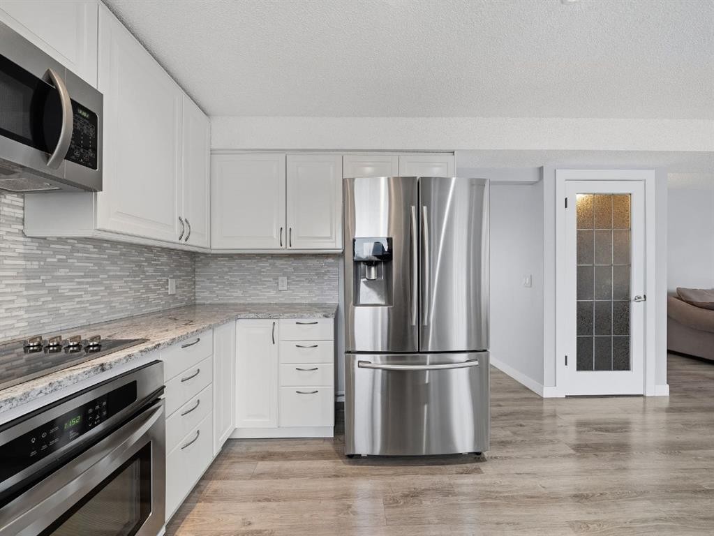 247 Hidden Valley Place Nw, Calgary, AB - Indoor Photo Showing Kitchen With Upgraded Kitchen