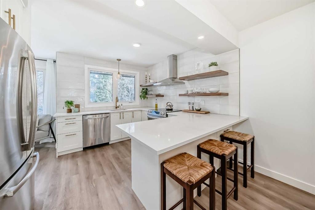 60 Point Drive Nw, Calgary, AB - Indoor Photo Showing Kitchen