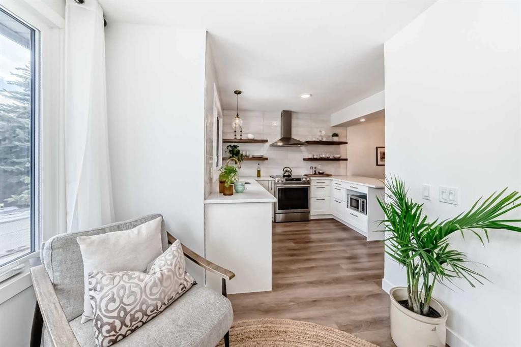 60 Point Drive Nw, Calgary, AB - Indoor Photo Showing Kitchen With Upgraded Kitchen