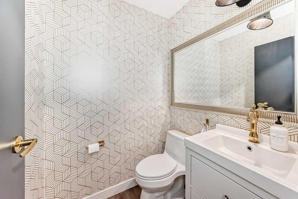 60 Point Drive Nw, Calgary, AB - Indoor Photo Showing Bathroom