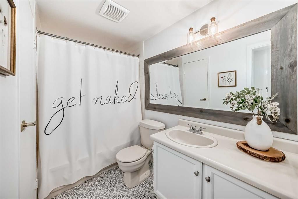 60 Point Drive Nw, Calgary, AB - Indoor Photo Showing Bathroom