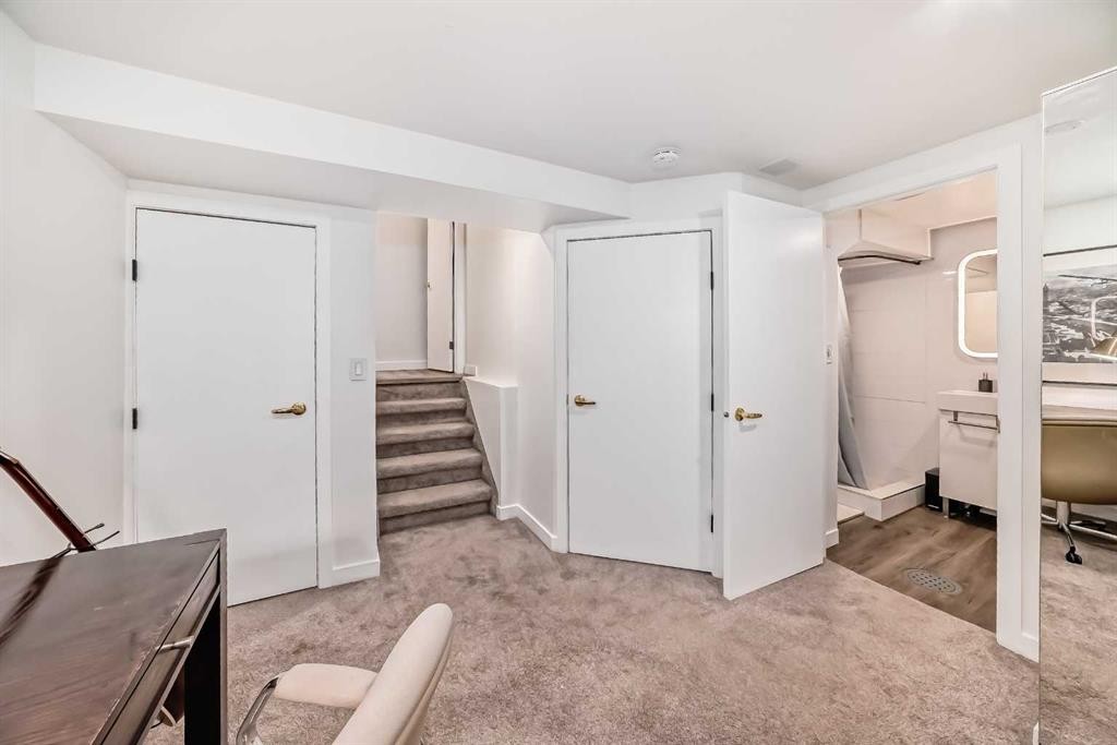 60 Point Drive Nw, Calgary, AB - Indoor Photo Showing Other Room