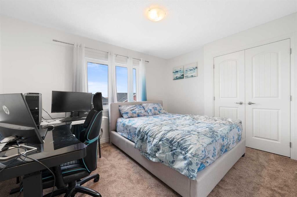 99 Evansglen Circle Nw, Calgary, AB - Indoor Photo Showing Bedroom