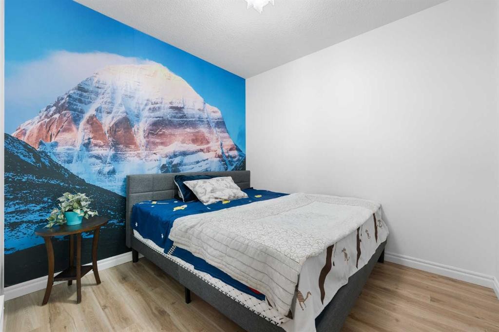 99 Evansglen Circle Nw, Calgary, AB - Indoor Photo Showing Bedroom