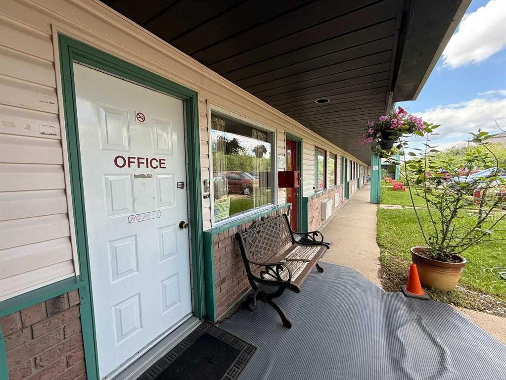 703 9 Highway South, Drumheller, AB