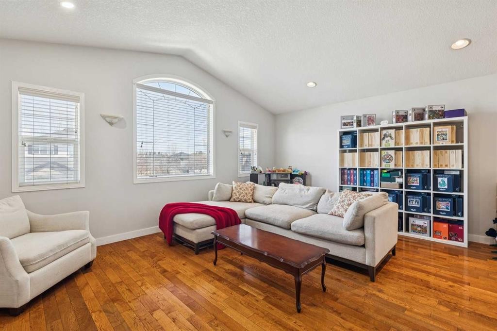 450 Wentworth Place Sw, Calgary, AB - Indoor Photo Showing Living Room