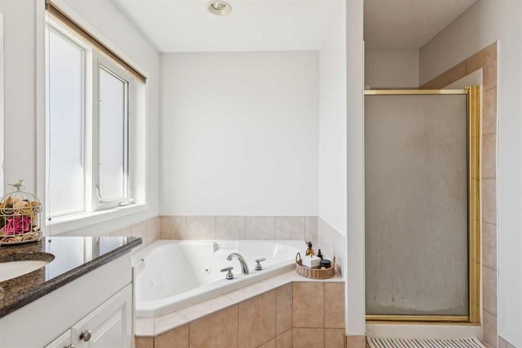 450 Wentworth Place Sw, Calgary, AB - Indoor Photo Showing Bathroom