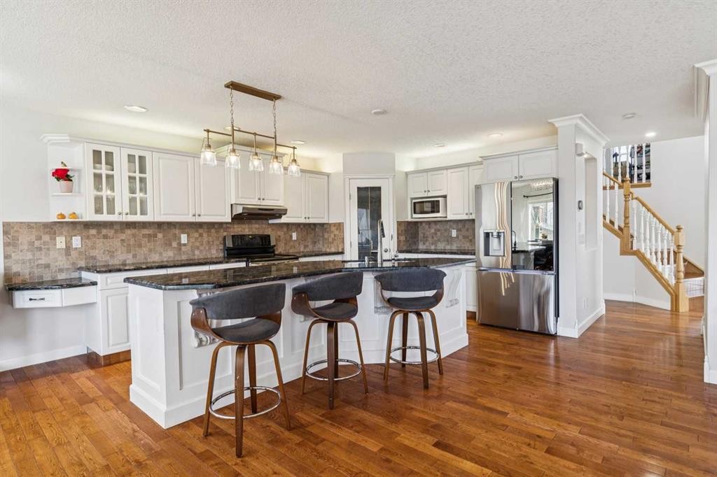 450 Wentworth Place Sw, Calgary, AB - Indoor Photo Showing Kitchen With Stainless Steel Kitchen With Upgraded Kitchen