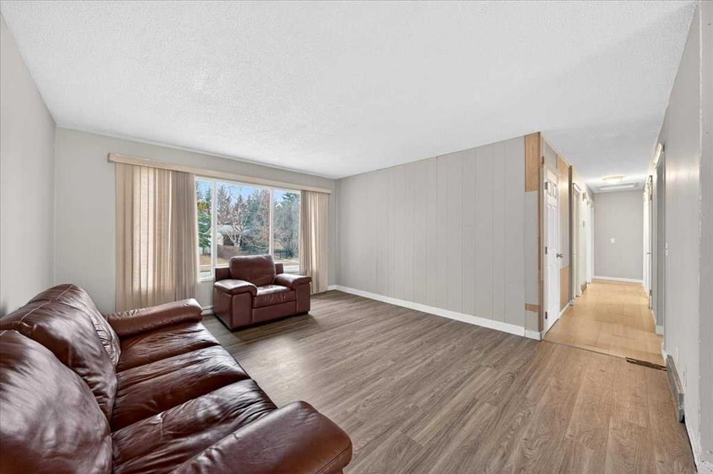 4748 Rundlehorn Drive Ne, Calgary, AB - Indoor Photo Showing Living Room