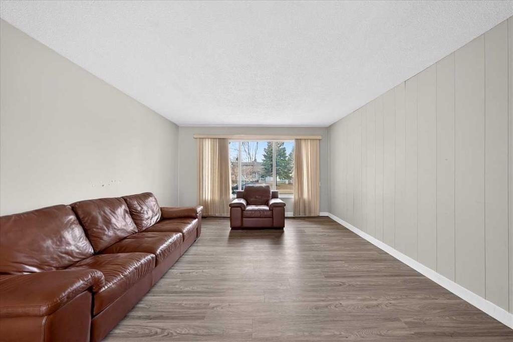 4748 Rundlehorn Drive Ne, Calgary, AB - Indoor Photo Showing Living Room