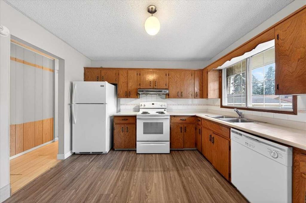 4748 Rundlehorn Drive Ne, Calgary, AB - Indoor Photo Showing Kitchen With Double Sink