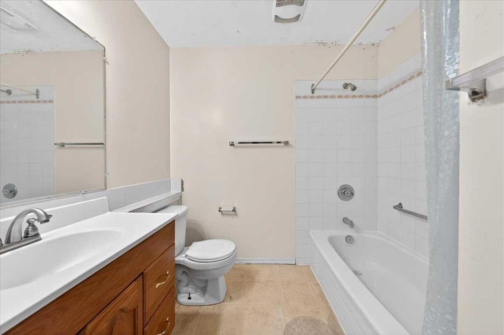 4748 Rundlehorn Drive Ne, Calgary, AB - Indoor Photo Showing Bathroom