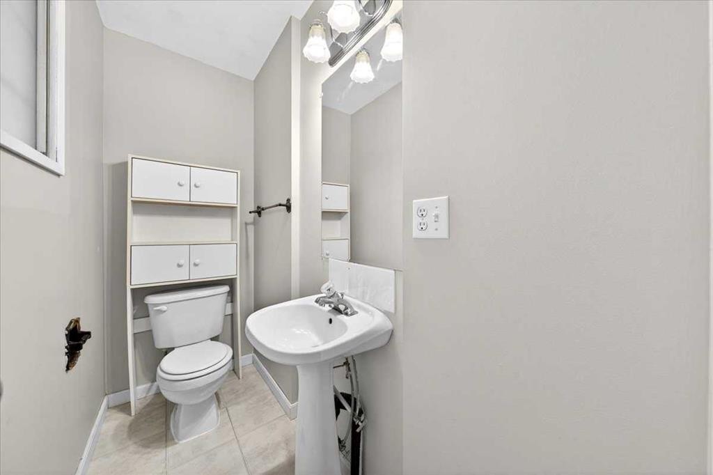 4748 Rundlehorn Drive Ne, Calgary, AB - Indoor Photo Showing Bathroom