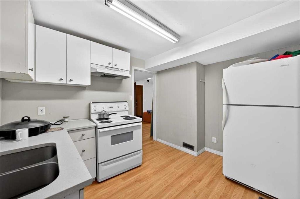 4748 Rundlehorn Drive Ne, Calgary, AB - Indoor Photo Showing Kitchen