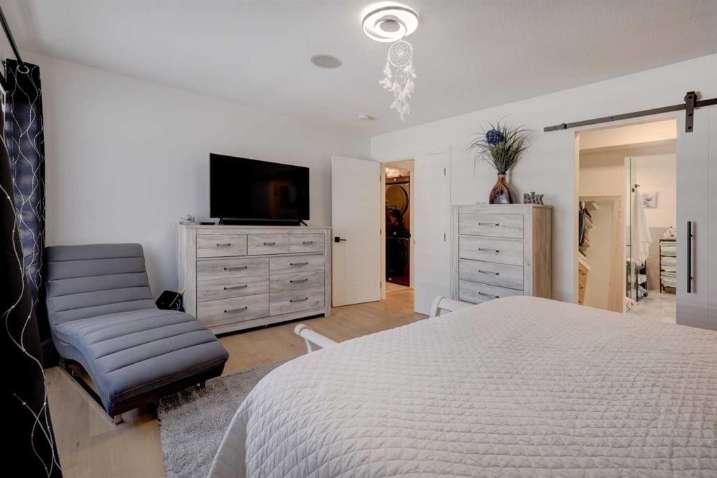 4620 30 Avenue Sw, Calgary, AB - Indoor Photo Showing Bedroom