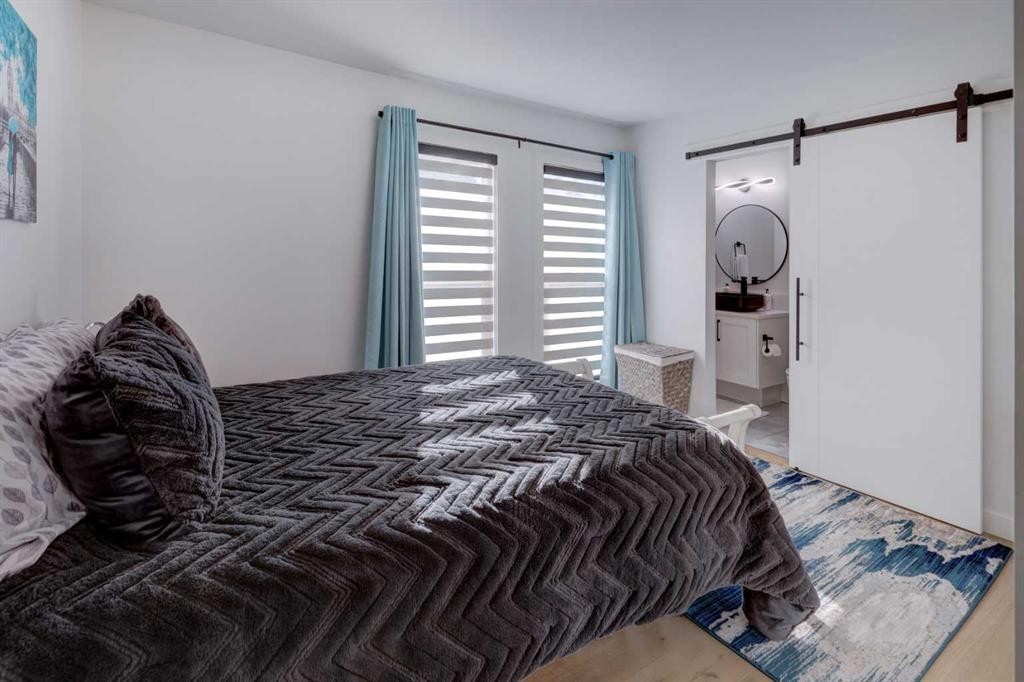 4620 30 Avenue Sw, Calgary, AB - Indoor Photo Showing Bedroom