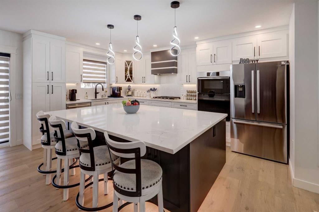 4620 30 Avenue Sw, Calgary, AB - Indoor Photo Showing Kitchen With Stainless Steel Kitchen With Upgraded Kitchen