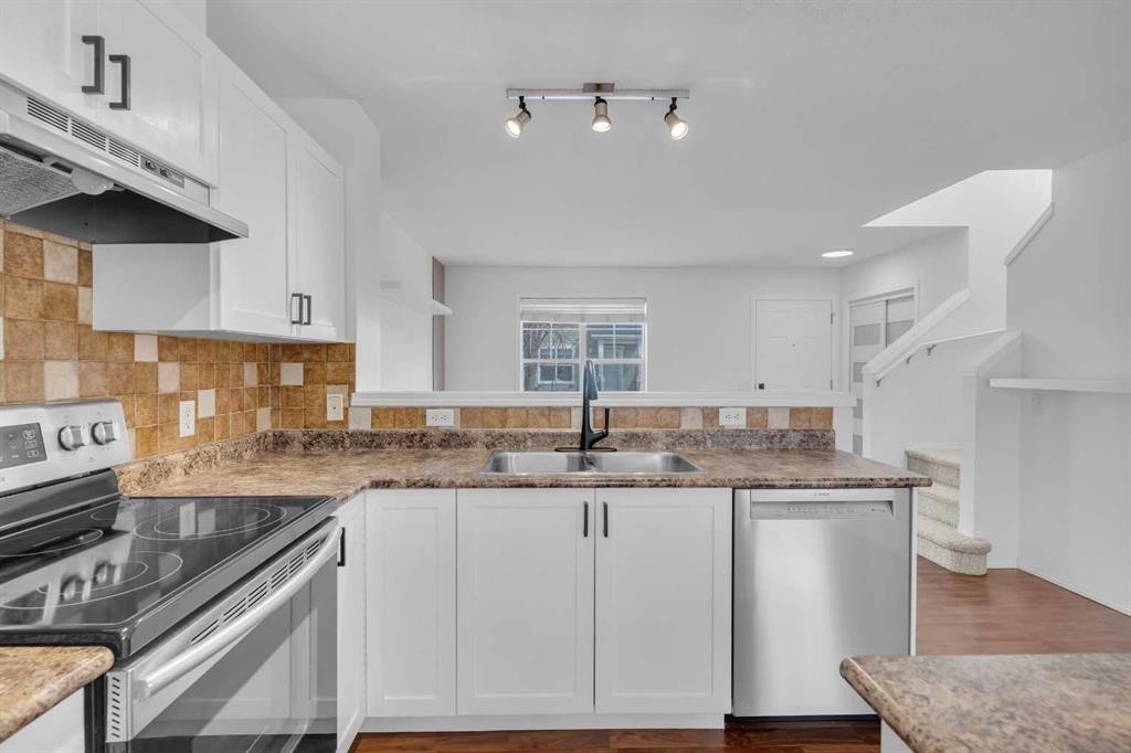 281 Elgin Gardens Se, Calgary, AB - Indoor Photo Showing Kitchen With Double Sink