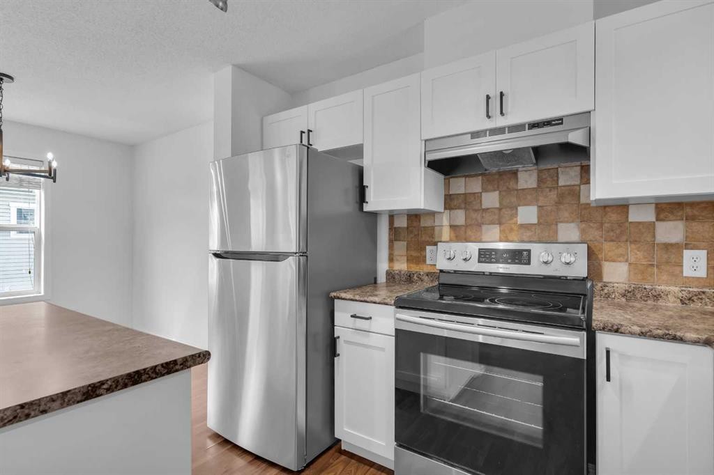 281 Elgin Gardens Se, Calgary, AB - Indoor Photo Showing Kitchen