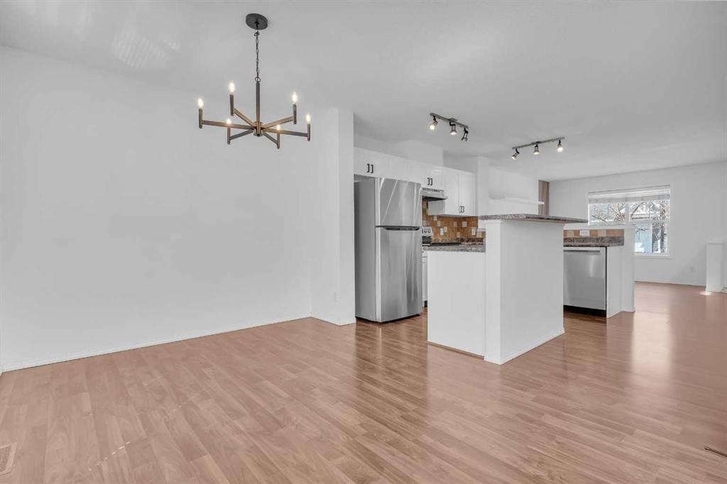 281 Elgin Gardens Se, Calgary, AB - Indoor Photo Showing Kitchen