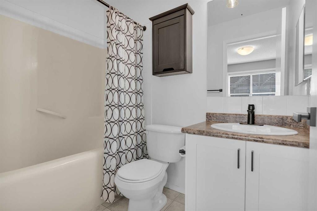 281 Elgin Gardens Se, Calgary, AB - Indoor Photo Showing Bathroom