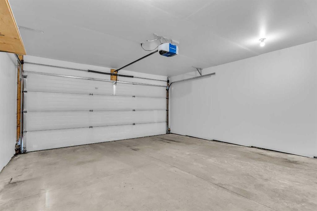 281 Elgin Gardens Se, Calgary, AB - Indoor Photo Showing Garage