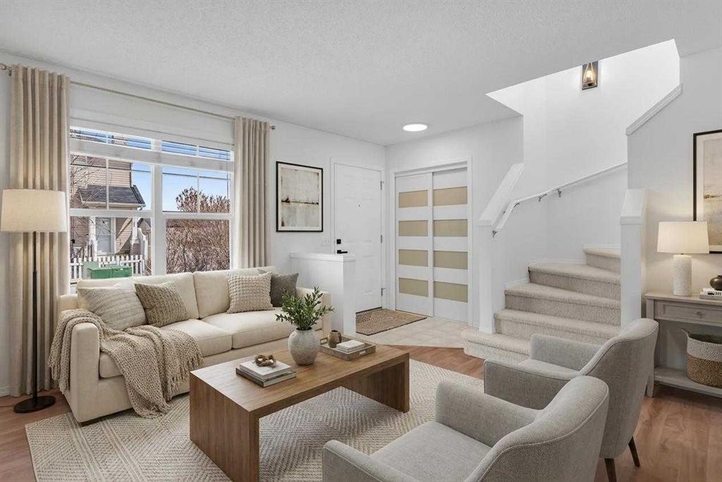 281 Elgin Gardens Se, Calgary, AB - Indoor Photo Showing Living Room