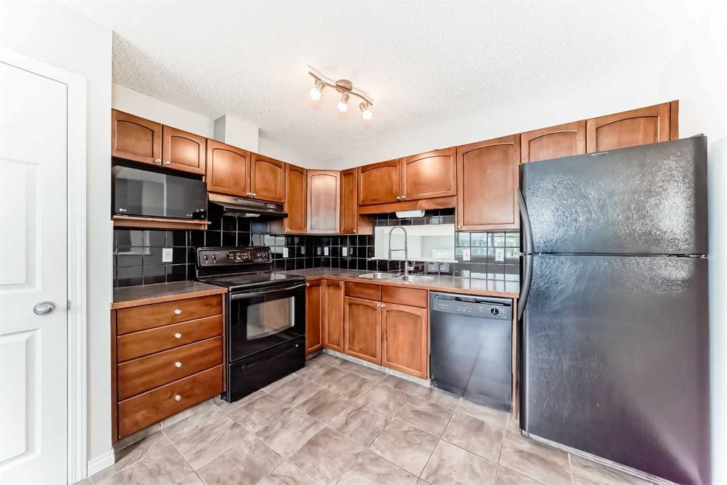 17 Copperfield Court Se, Calgary, AB