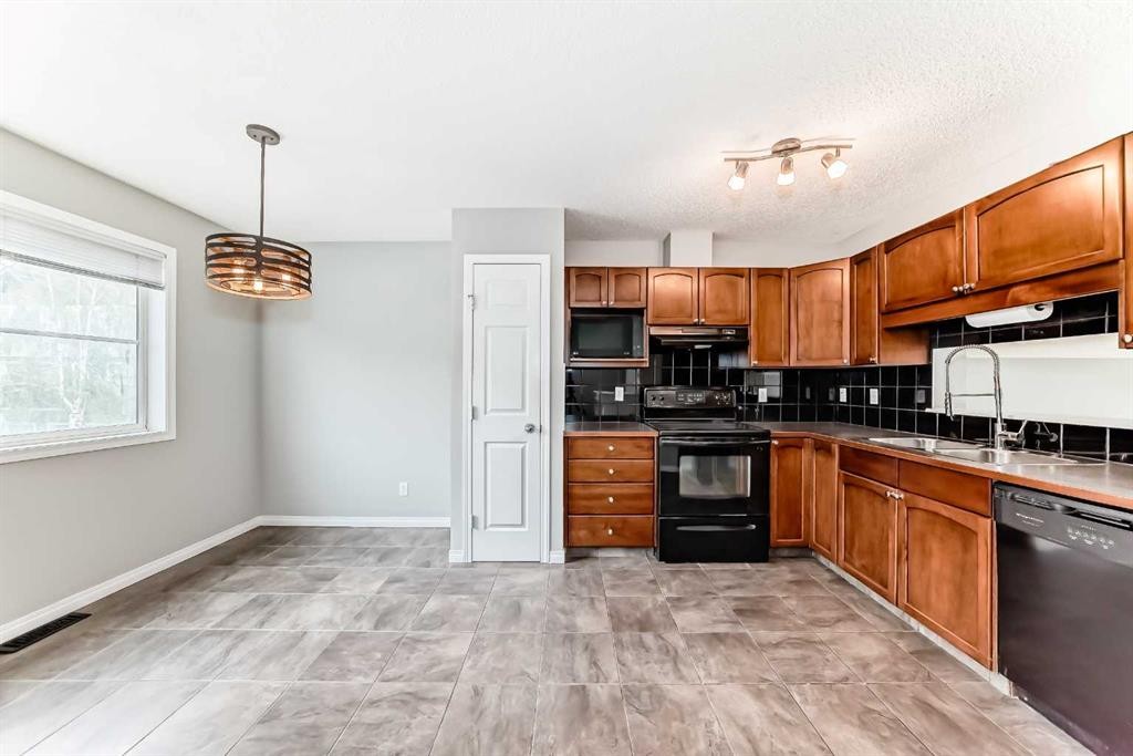 17 Copperfield Court Se, Calgary, AB