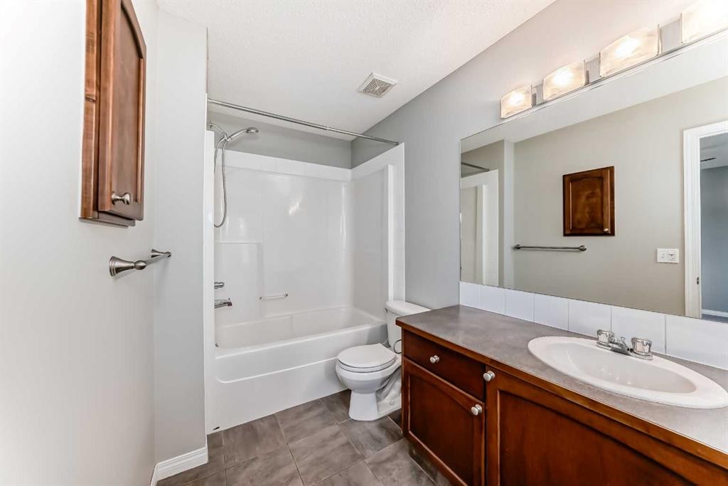 17 Copperfield Court Se, Calgary, AB